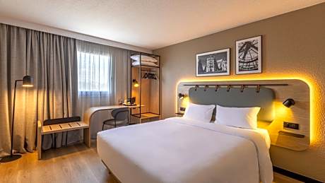 Standard Room - 1 Queen Bed