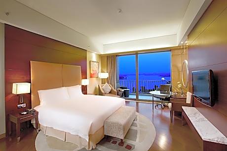 King Room with Lake View - Club Access