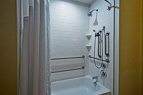 Standard Queen Room with Two Queen Beds and Mobility Accessible Tub