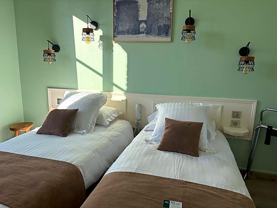 Logis Hôtel- Restaurant Le Relais Guillaume de Normandy-PARKING GRATUIT-Bornes électriques-VUE BAIE TERRASSE-Calme