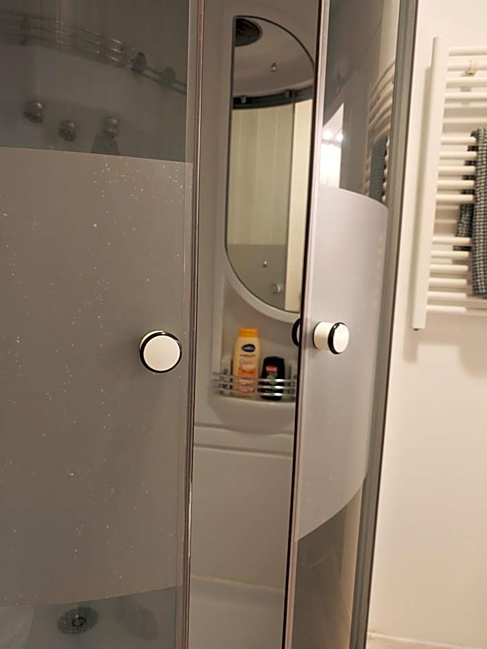 chez Émile côté face maison entière, 3 chambres, 2 salles de bains,jardin et terrasse