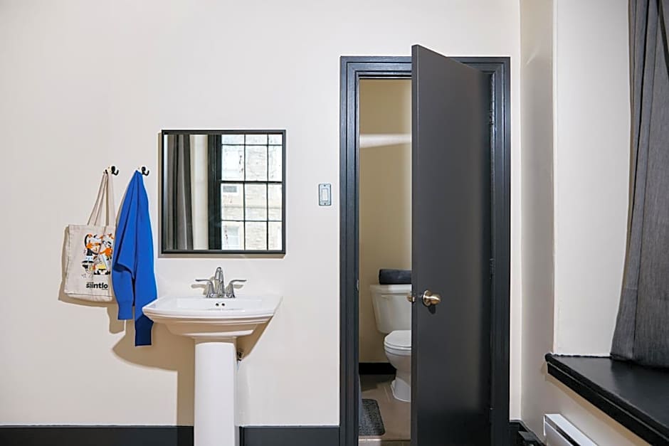 Saintlo Ottawa Jail Hostel