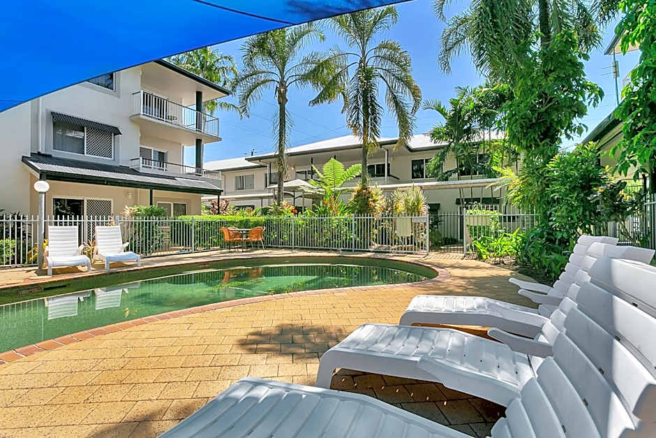 Cairns Reef Apartments & Motel