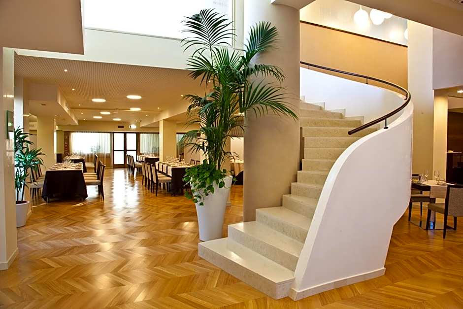 Breaking Business Hotel