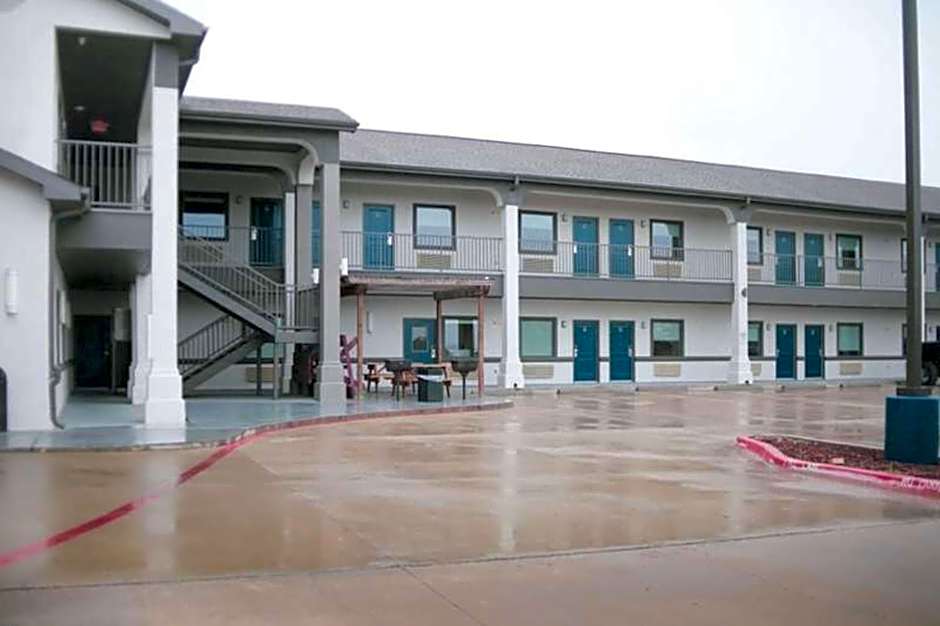 Days Inn & Suites by Wyndham Gonzales TX