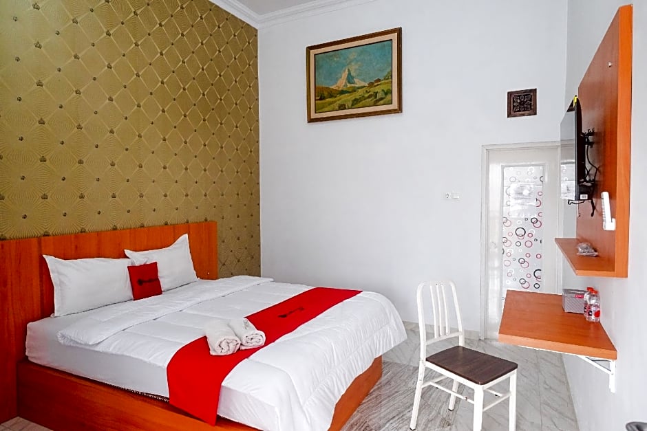 RedDoorz near Stasiun Purwosari