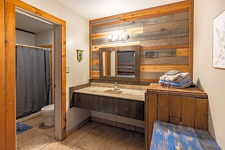 The Historic Leakey Inn