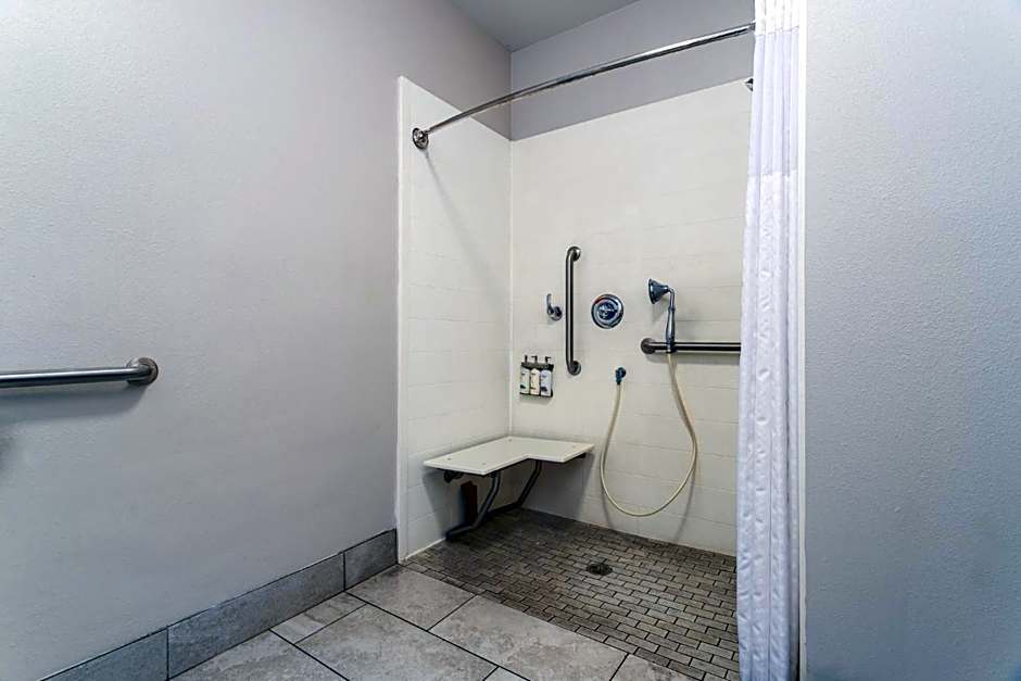 Holiday Inn Express & Suites Memphis Arpt Elvis Presley Blv By IHG