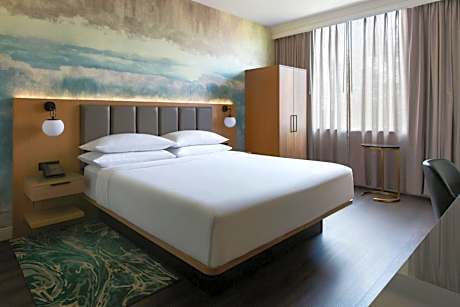 King Room with Adapted Tub - Mobility Accessible