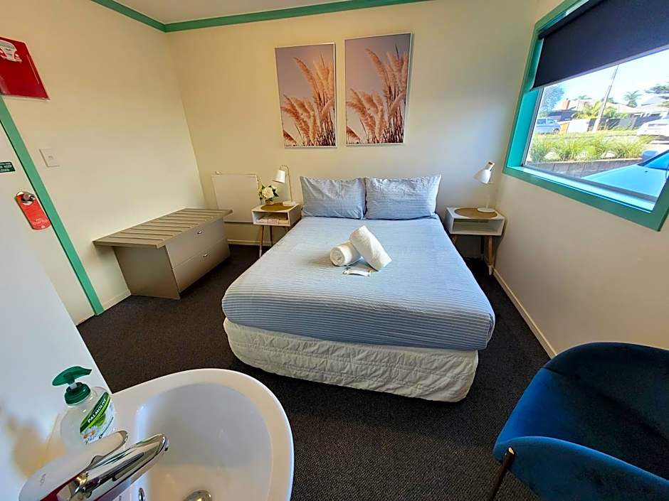 Pacific Coast Lodge and Backpackers