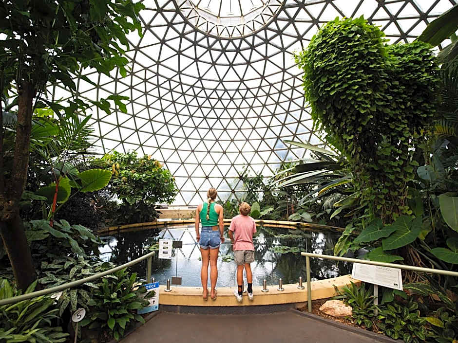 Central Cosmo Apartment Hotel