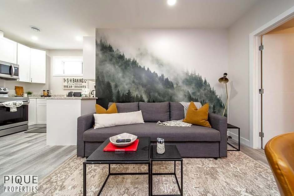 NEW, Mountain Chic Suite, Whyte Avenue, Netflix, WiFi, Sleeps 6