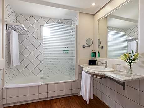 SUPERIOR ROOM (2 ADULTS + 2 CHILDREN)