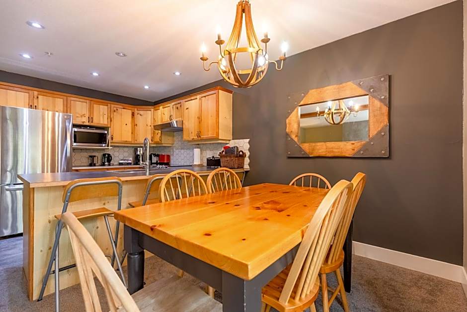Ski In & 15 Minute Walk to the Lifts Hot Tub AC Pet Friendly