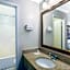 Upper Lake Inn & Suites