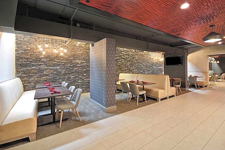 DoubleTree by Hilton St. Louis-Airport