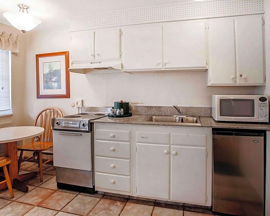 Quality Inn & Suites Bremerton near Naval Shipyard