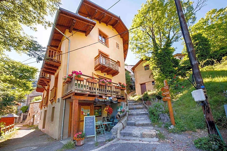 Eco-hôtel et Yourtes du Mercantour