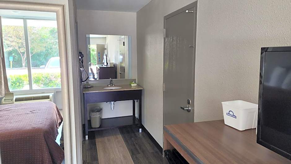 Days Inn by Wyndham Seguin TX