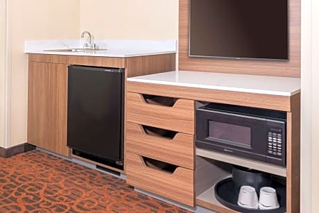 One-Bedroom Queen Suite with Two Queen Beds - Non-Smoking