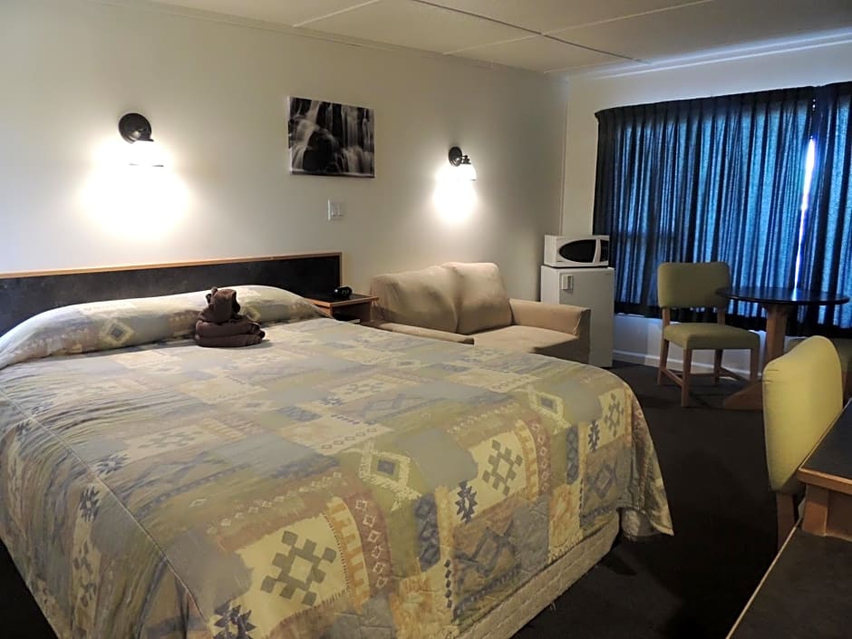 100 Mile Motel & RV Park