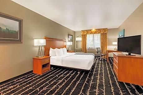 Queen Room with Mobility/Hearing Impaired Access - Non-Smoking