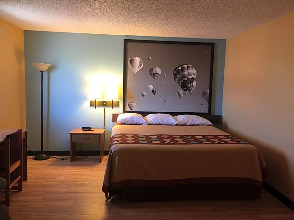Super 8 by Wyndham Raton