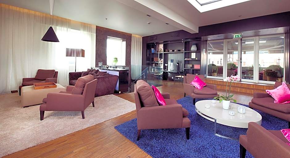 Home Hotel Folketeateret