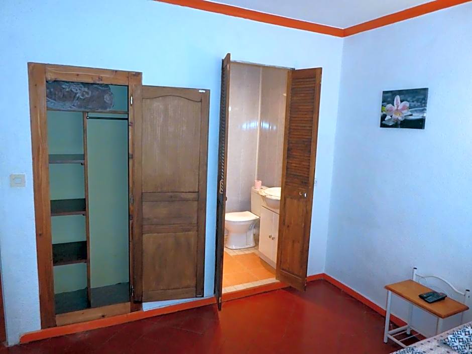 eTANIT ! Parking VélO, Etape Bicycle - 1mn a toute Connection Bus,Train et Aéroport - Calme Plein Centre de Beziers pour visiter,manger - Chambres Climatisées, Spacieuses Amenagees pour Singles, Couple, et ou Familles - Consigne et Petit Dej en plus