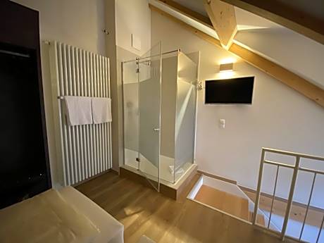 Apartment-Superior-Ensuite mit Bad-Blick auf den Hof