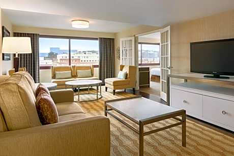 2 Room Governors Suite-1 King Bed-Nonsmoking