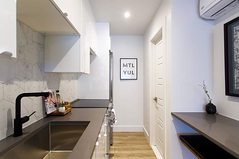 Studio Palms Steps from JeanTalon Market Full Bath by Den Stays