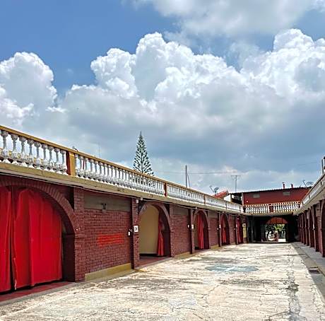 Hotel y Auto Hotel, Tío Kike