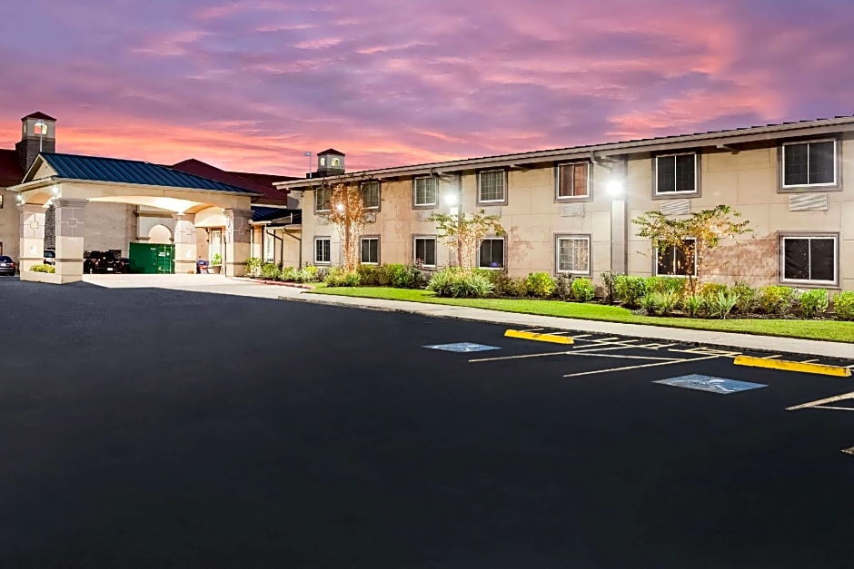 Super 8 by Wyndham Beaumont I-10 College St