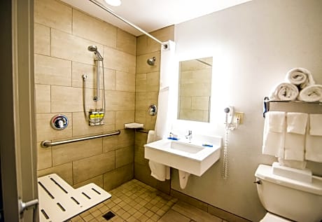 Queen Room with Roll In Shower - Communications Accessible