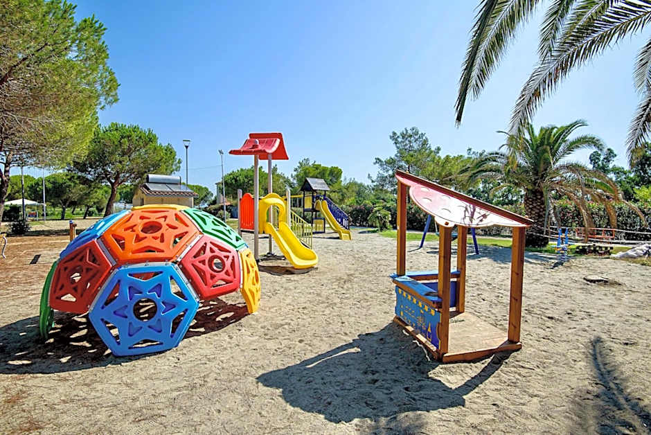 THR - ISA-Appartament plus 4 beds, air conditioning and private outdoor area in Village with 6 swimming-pools