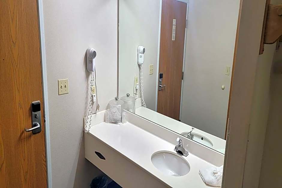 HomeTown Inn By OYO Texhoma, OK