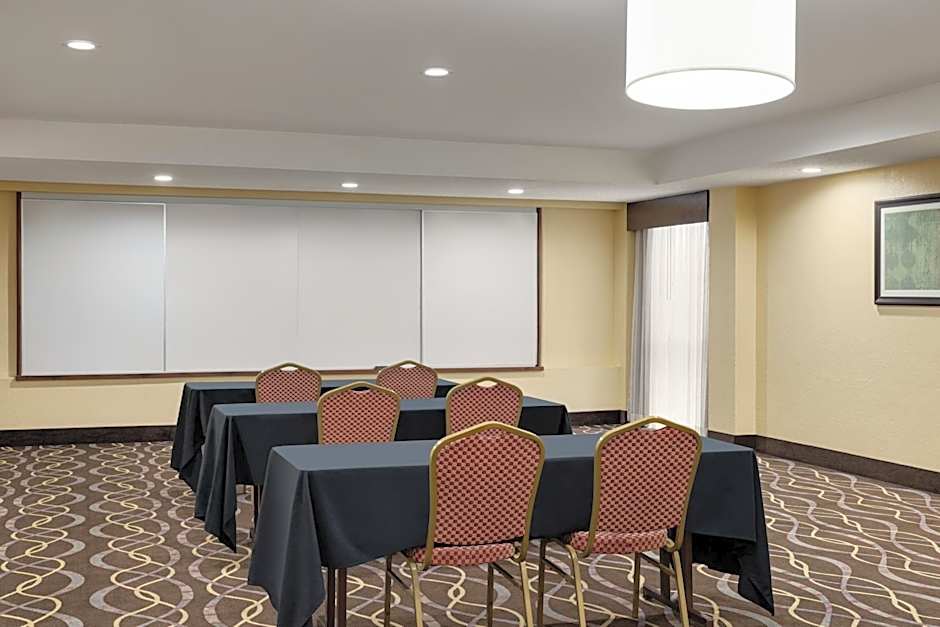 AmericInn by Wyndham Grand Rapids Airport North