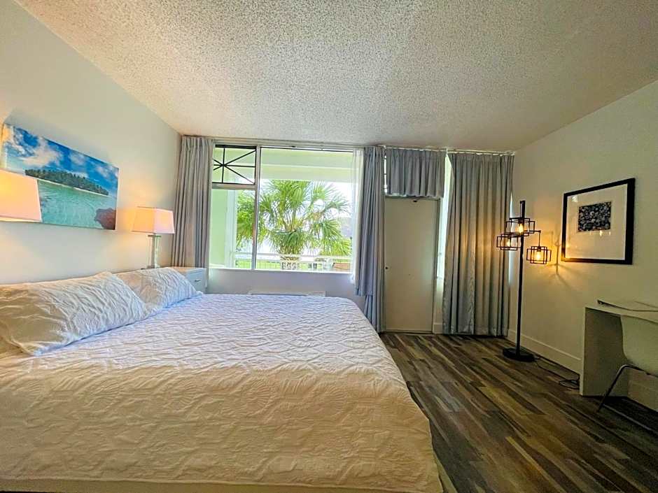 TAMPA BAY, BEACH step away, WIFI, FREE PARKING,POOLS, JACUZZI