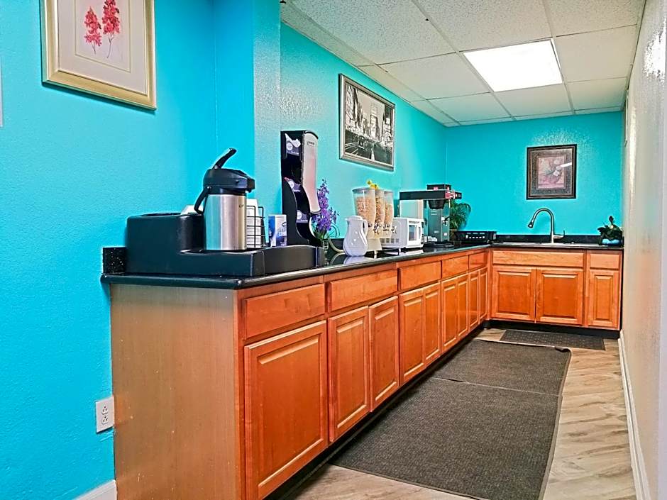 Howard Johnson by Wyndham Houston Hobby Airport