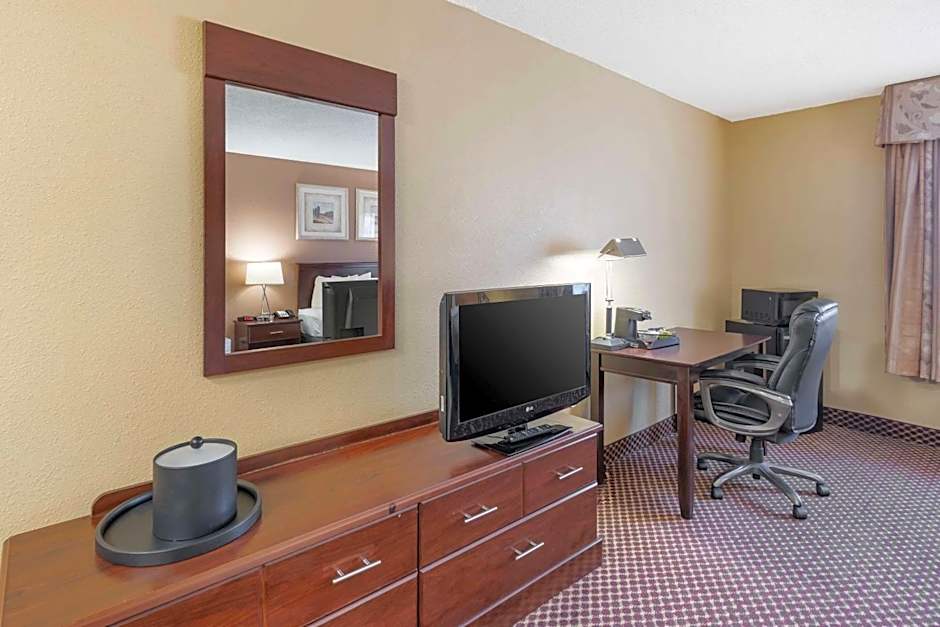 Quality Inn & Suites Bloomington University Area