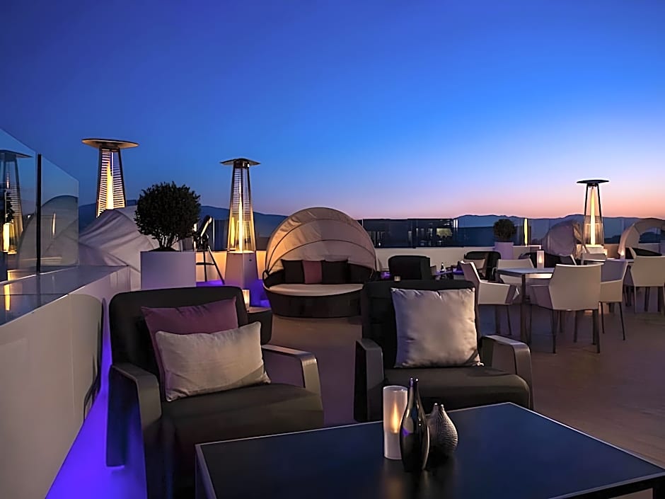 Renaissance by Marriott Izmir Hotel