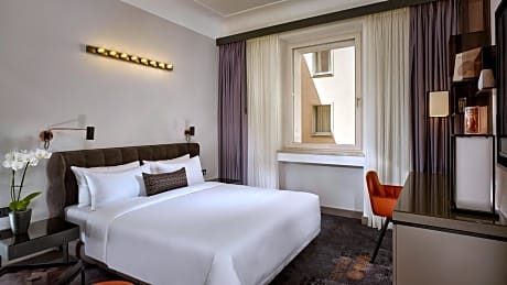 Superior Queen Room with Atrium View