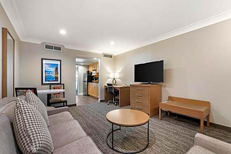 Queen Suite with Balcony - Non-Smoking