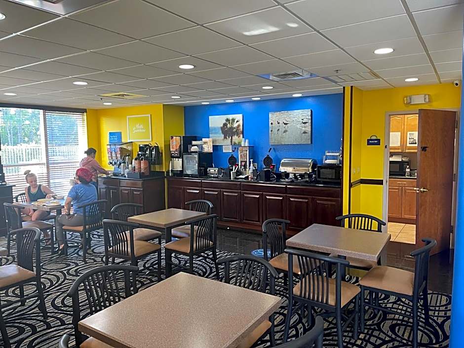 Days Inn & Suites by Wyndham Fort Pierce I-95