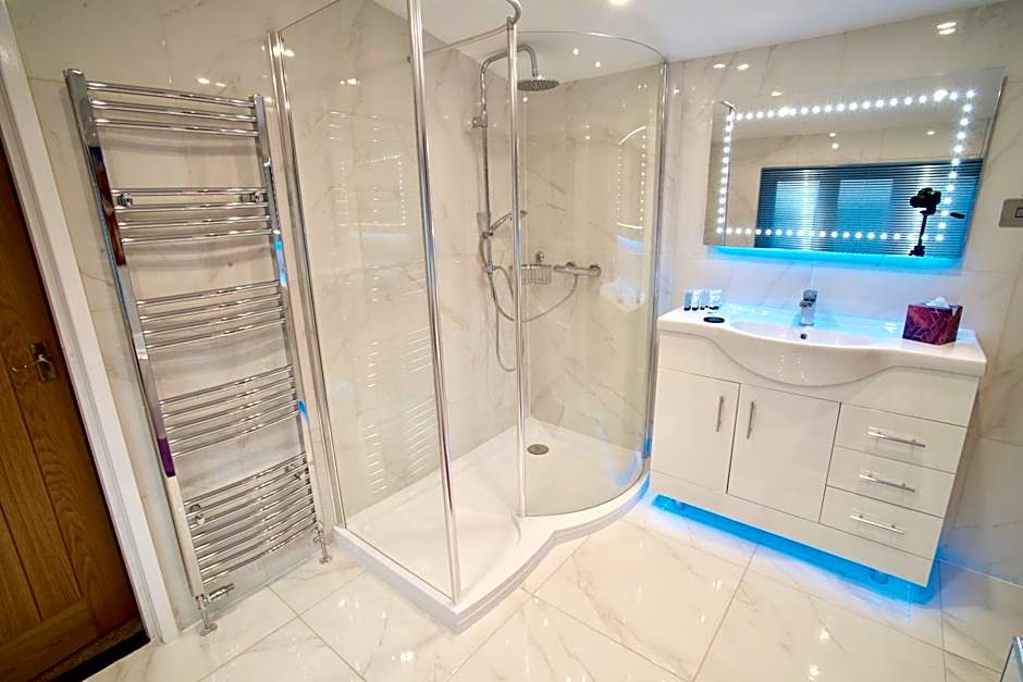 Luxurious Rural Cabin with Hot Tub