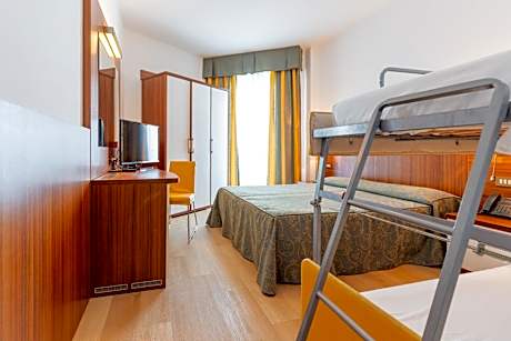 Family Room (2 Adults + 2 Children)