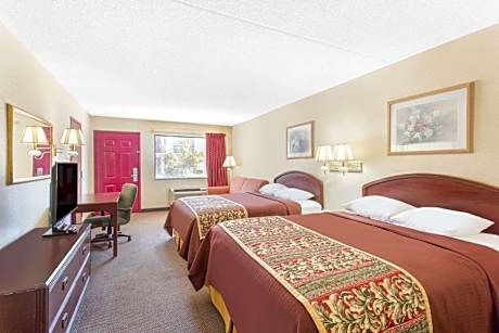 Queen Room with Two Queen Beds - Smoking