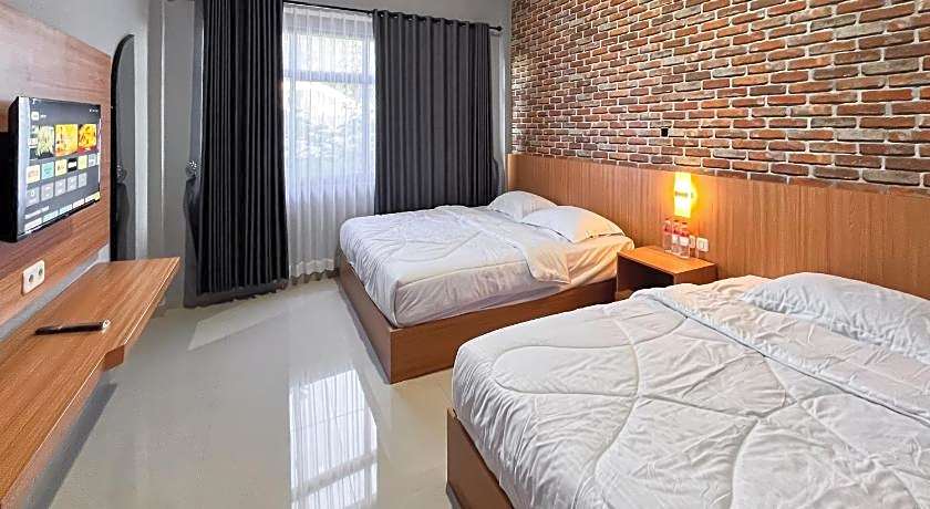 RedDoorz Plus @ New Favour Hotel Gunung Dempo