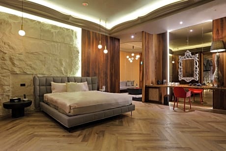 Poolside Suite - Check-In After 6:00 PM